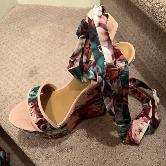 FLORAL WEDGE WRAP SANDALS, SIZE 9!! - Picture 3 of 5